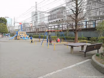 本芝公園のブランコとテーブル席