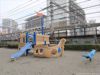 本芝公園のカリブの海賊船型遊具