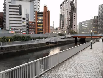 新芝浦運河の藻塩橋方面