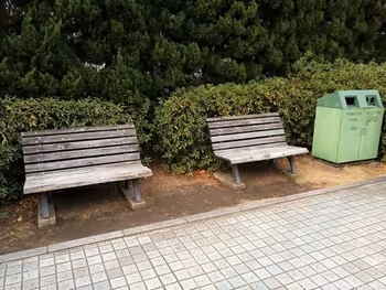 新芝浦運河の木製ベンチとゴミ箱