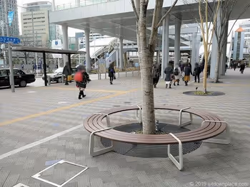 田町駅東口なぎさテラス前の円形ベンチ