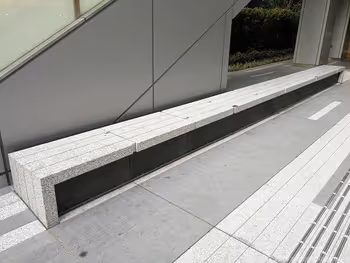 ムスブ田町1F出入口屋外エスカレーター付近の石材ベンチ