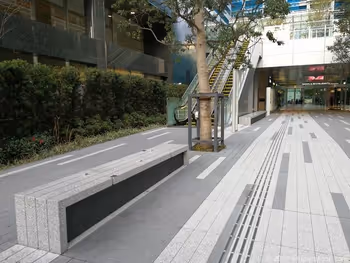 ムスブ田町1F出入口屋外エスカレーター付近