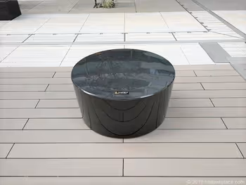 ムスブ田町2Fイベント広場のオブジェ型ベンチ