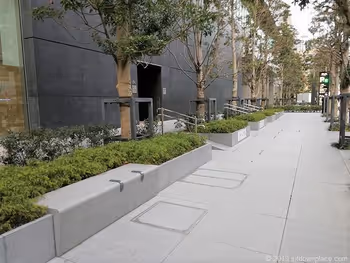 芝浦運河通りムスブ田町前の休憩所