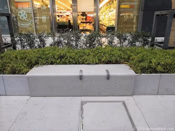 芝浦運河通りムスブ田町前のベンチ