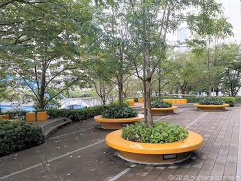 大崎センタービル前広場のベンチ