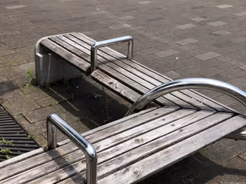 南千住駅ドナウ広場のベンチ2