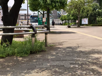 南千住駅ドナウ広場の腰掛ベンチ