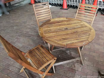 ダイエー赤羽店入口前のテーブル
