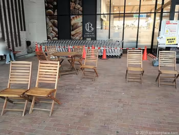ダイエー赤羽店入口前のテーブルとチェア