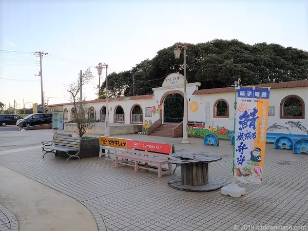 駅前広場 ぬれせんべい焼き体験と休憩場所の写真2