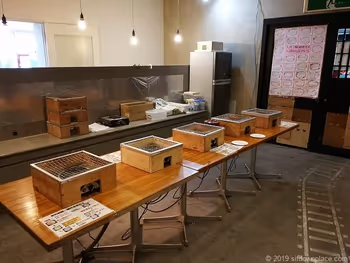 犬吠駅のぬれ煎餅焼き体験の様子