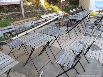 犬吠駅前広場のテーブル席詳細