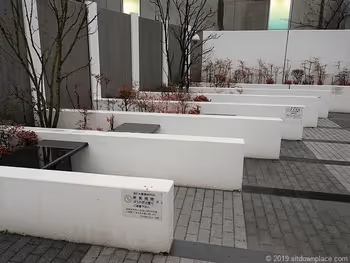 KDX武蔵小杉ビル横の休憩所全体