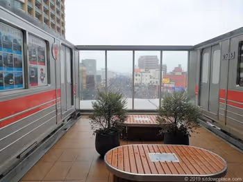 東急スクエア4F展望デッキのベンチ