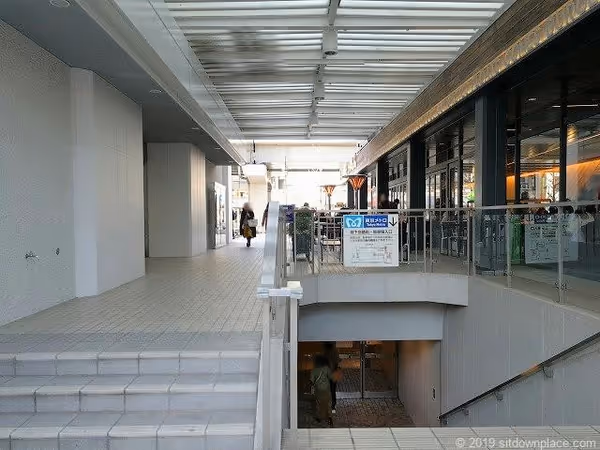 ノースタワー1F 地下入口横 テラス席の写真1