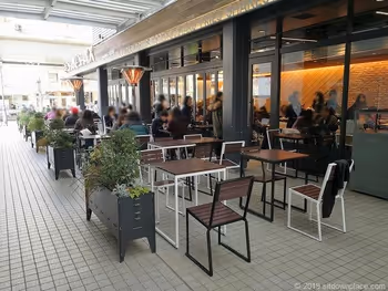 六本木ヒルズノースタワー1Fシェイクシャック前のテーブル席