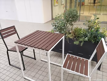 六本木ヒルズノースタワー1Fテラス席のテーブル