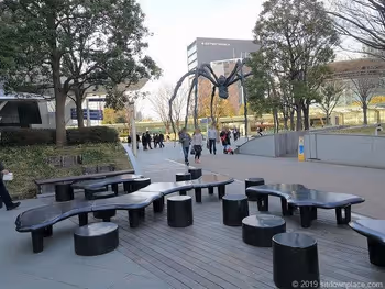 롯폰기 힐즈 66 플라자의 클라우드형 벤치에서 마망을 바라본 경관