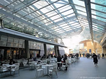 六本木ヒルズ大屋根プラザの休憩スペース