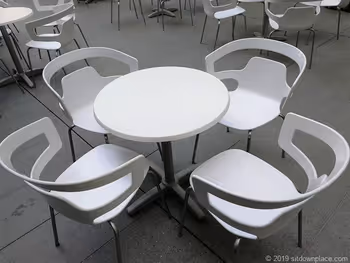 六本木ヒルズ大屋根プラザの4人掛けテーブル席