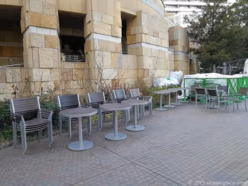 六本木ヒルズアリーナ付近のテーブル席