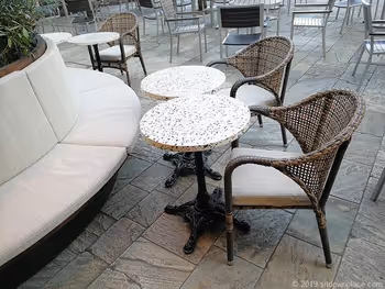 六本木ヒルズのヒルサイドB2Fのガーデンテーブルチェア