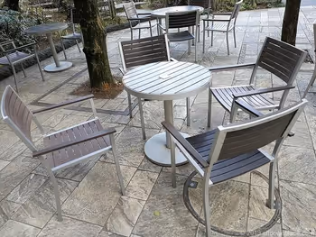 六本木ヒルズのヒルサイドB2Fの4人掛けテーブル席