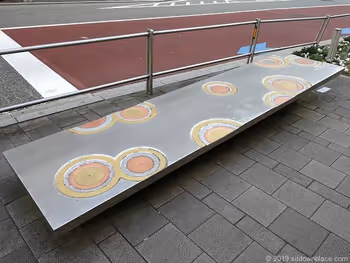 六本木榉木坂的艺术“波纹”的长椅