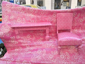 六本木榉木坂的艺术“Day Tripper”的椅子和桌子