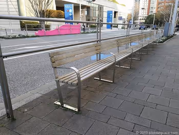 六本木榉木坂的艺术“公园长椅”