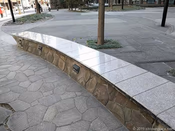 芝パークビル前のベンチ