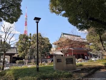 芝公園からの東京タワーと増上寺の景観
