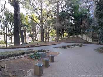 芝公园23号地的景观和长椅