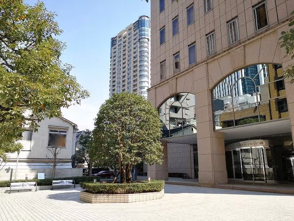 Photo of Kamiyacho Station | Rest area in front of Nishikubo Tomoe-cho Children's Park and Marine Building 5