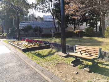 芝公園4號地的長椅和花壇