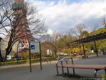 芝公園18号地のびのび広場の腹筋ベンチ