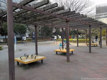 芝公園18号地の広場のパーゴラ