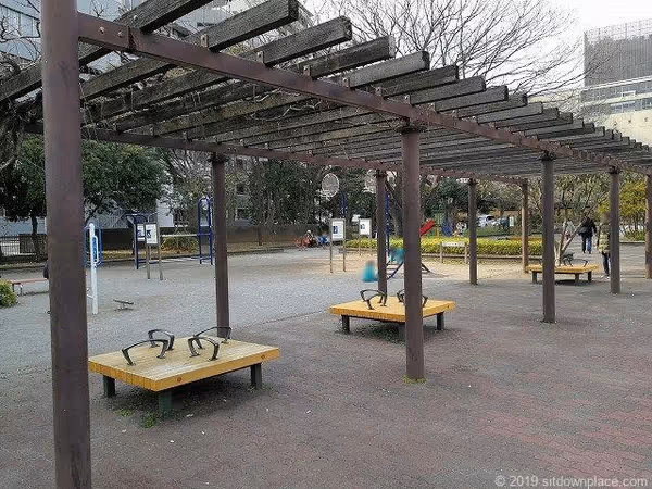 芝公園 18号地 広場のベンチの写真4