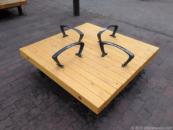 芝公園 18号地 広場のベンチの写真5