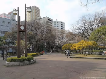 芝公園18号地の広場と時計塔