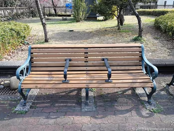 芝公園18号地の広場の3人掛けベンチ