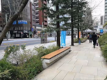 교바시 중앙 거리 옆 도쿄 스퀘어 가든 앞 휴게소