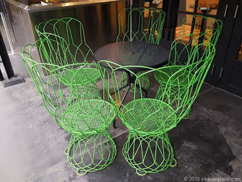 銀座松屋屋上広場のキャベツ畑みたいなテーブルチェア