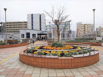 東神奈川のペデストリアンデッキの休憩スペース