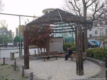 小島公園的3人座長椅