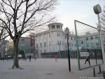 從小島公園看到的舊小島小學和操場