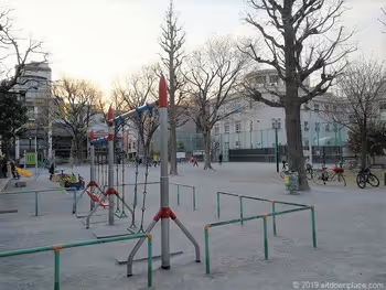 小島公園的火箭型鞦韆