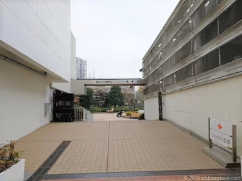 高島屋屋上とつながっているジョイナスの森彫刻公園